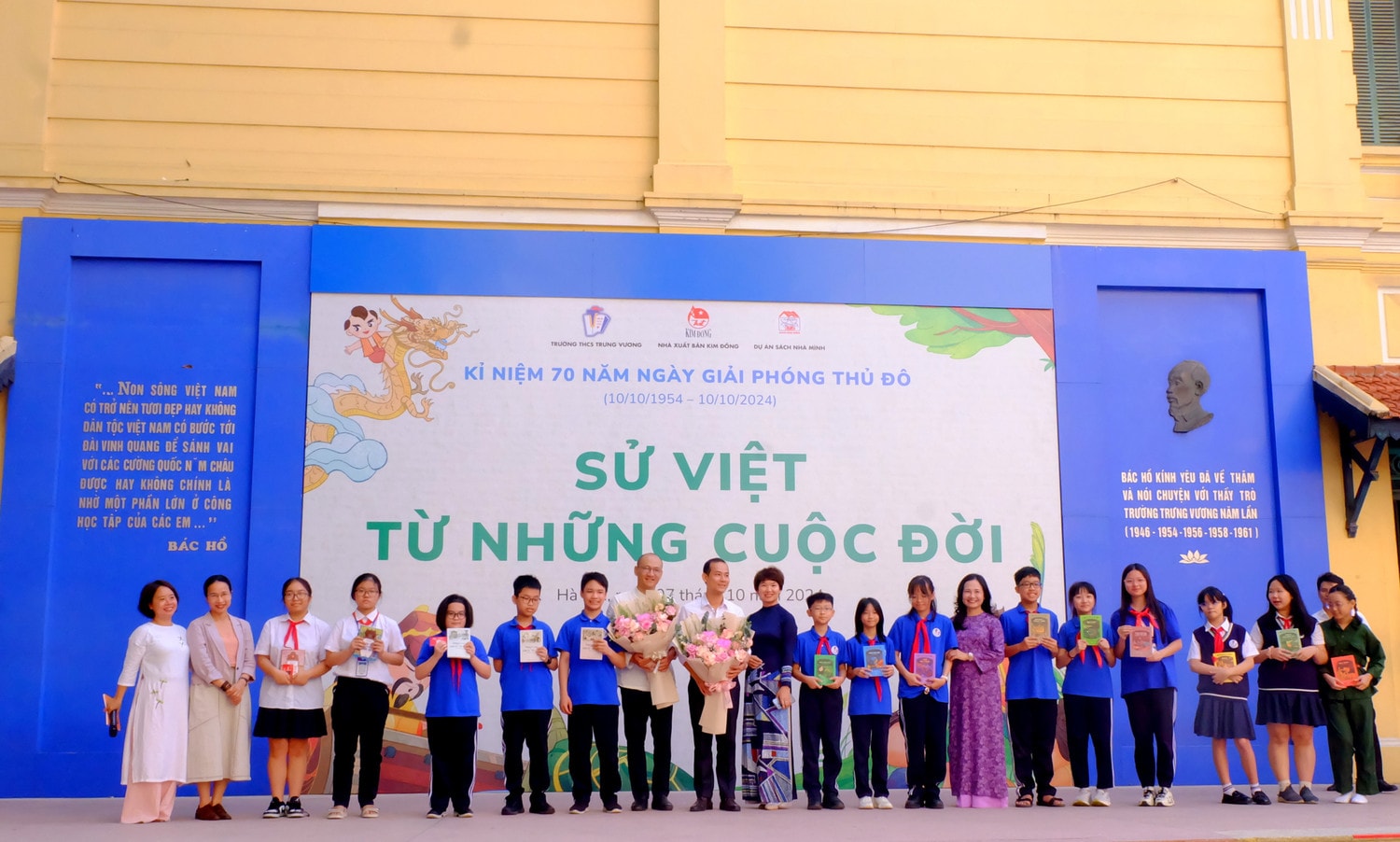 Ban tổ chức tặng sách cho học sinh tham dự trò chơi, trả lời câu hỏi trong chương trình