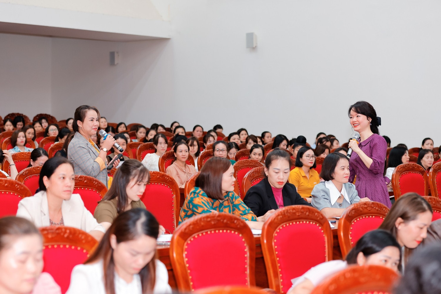 Chuyên gia giáo dục Tống Liên Anh (đứng, phải) trao đổi với các cô giáo mầm non tại hội thảo