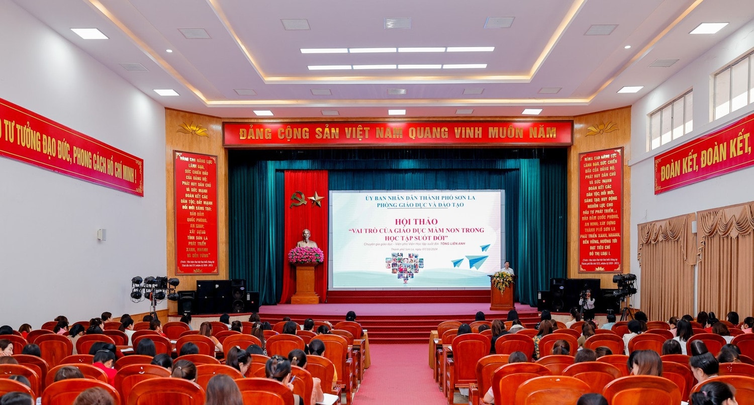 Hơn 230 cán bộ quản lý giáo dục, hiệu trưởng, hiệu phó chuyên môn và giáo viên mầm non trên địa bàn TP. Sơn La đã tham dự hội thảo