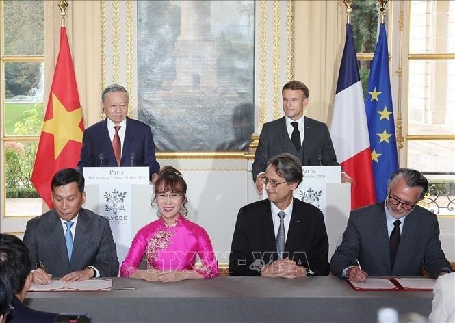 Tổng Bí thư, Chủ tịch nước Tô Lâm và Tổng thống Pháp Emmanuel Macron chứng kiến Chủ tịch HĐQT Công ty Cổ phần Hàng không VietjetAir Nguyễn Thị Phương Thảo cùng Tổng Giám đốc Đinh Việt Phương và Tổng giám đốc tập đoàn Safran Oliver Andriès cùng Tổng Giám đốc CFM International Gael Méheust ký kết Hợp đồng cung cấp động cơ và dịch vụ bảo dưỡng động cơ cho 200 máy bay thân hẹp. Ảnh: Trí Dũng/TTXVN.