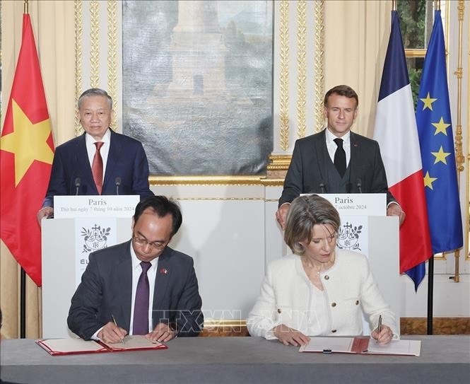 Tổng Bí thư, Chủ tịch nước Tô Lâm và Tổng thống Pháp Emmanuel Macron chứng kiến Thứ trưởng Bộ Giáo dục và Đào tạo Hoàng Minh Sơn và Bộ trưởng Giáo dục Quốc gia Pháp Anne Genetet ký Thỏa thuận hợp tác về Giáo dục giữa Chính phủ hai nước. Ảnh: Trí Dũng/TTXVN