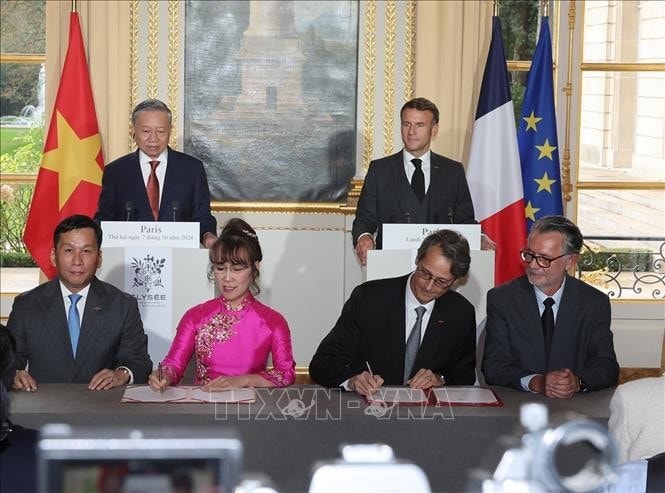 Tổng Bí thư, Chủ tịch nước Tô Lâm và Tổng thống Pháp Emmanuel Macron chứng kiến Chủ tịch HĐQT Công ty Cổ phần Hàng không VietjetAir Nguyễn Thị Phương Thảo cùng Tổng Giám đốc Đinh Việt Phương và Tổng giám đốc Tập đoàn Safran Oliver Andriès cùng Tổng Giám đốc CFM International Gael Méheust ký kết Hợp đồng cung cấp động cơ và dịch vụ bảo dưỡng động cơ cho 200 máy bay thân hẹp. Ảnh: Trí Dũng/TTXVN