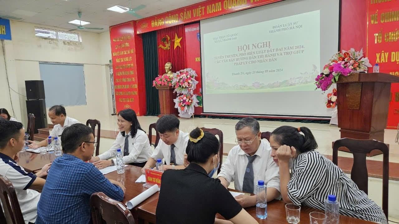 Các luật sư tư vấn pháp luật tại UBND xã Tả Thanh Oai. Ảnh: Nguyên Hà