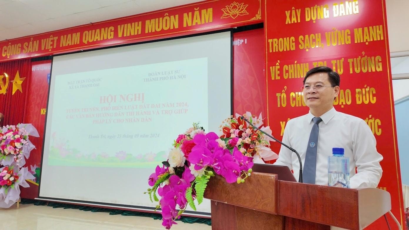 Luật sư Nguyễn Văn Hà, Phó Chủ nhiệm Đoàn Luật sư TP. Hà Nội phát biểu khai mạc tại UBND xã Tả Thanh Oai. Ảnh: Nguyên Hà