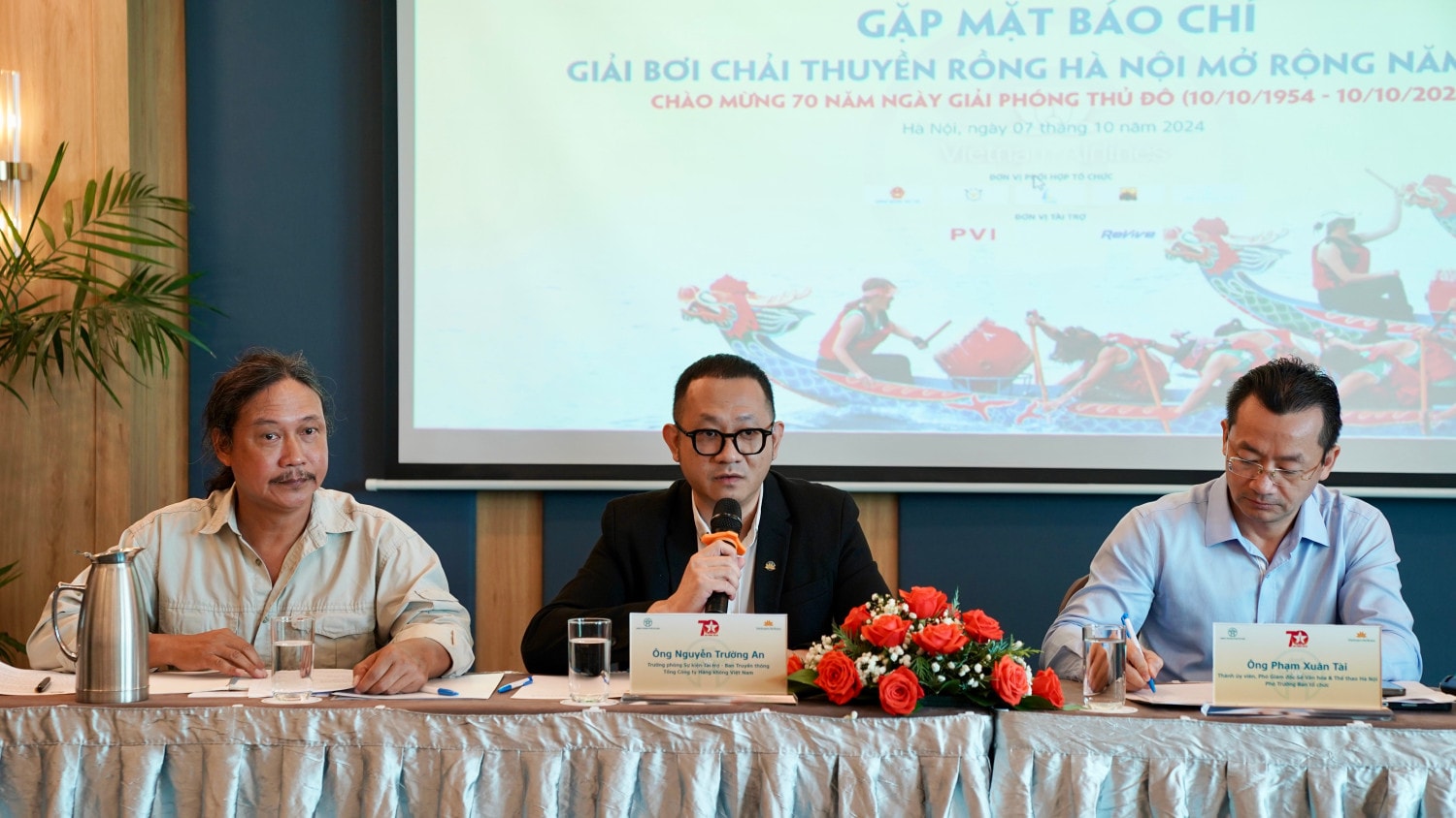 anh-3-ong-nguyen-truong-an-truong-phong-su-kien-tai-tro-ban-truyen-thong-vietnam-airlines-phat-bieu-tai-su-kien-anh-vna-788.jpg