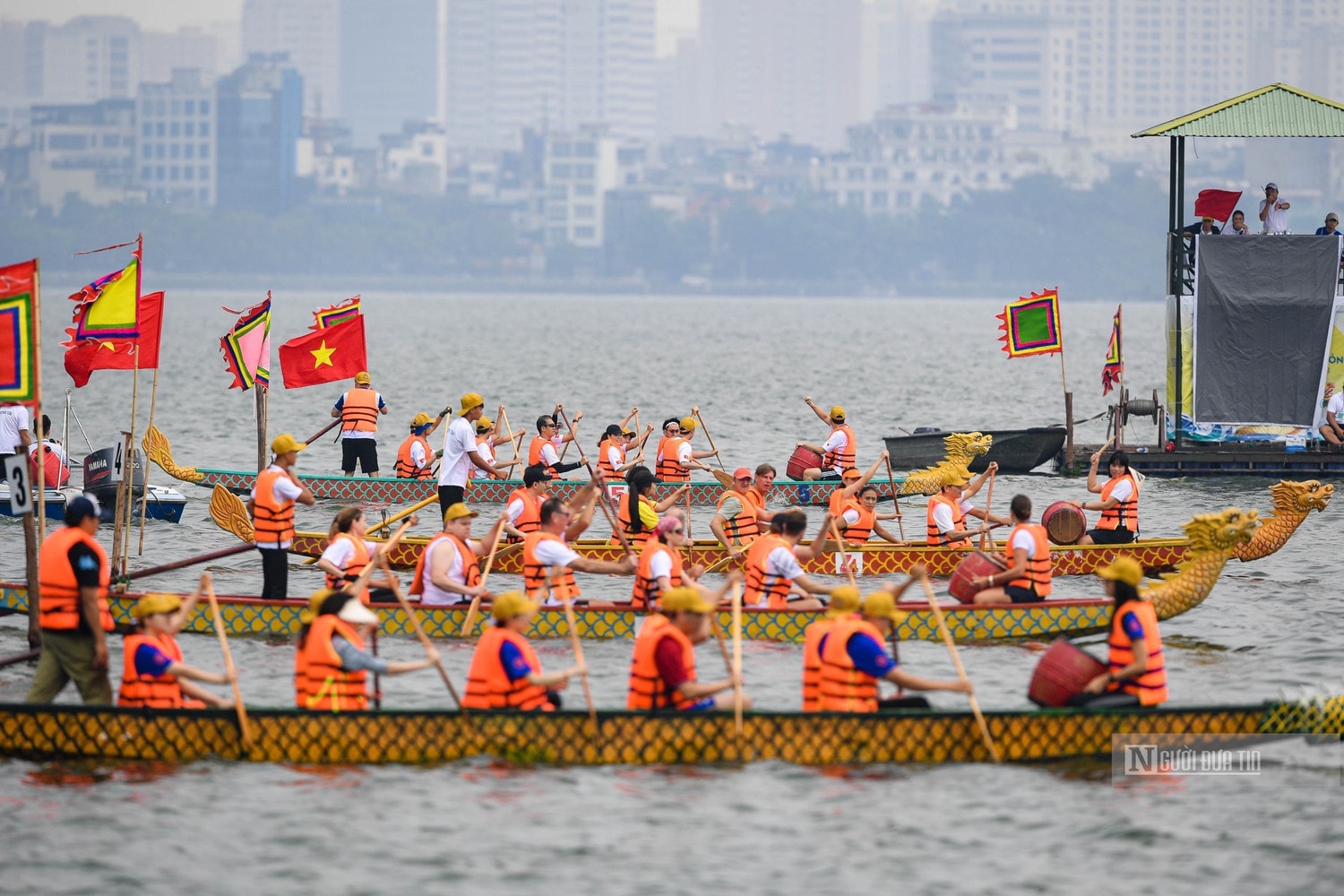anh-4-giai-boi-chai-thuyen-rong-ha-noi-mo-rong-nam-2024-la-hoat-dong-nam-trong-chuong-trinh-thoa-thuan-hop-tac-phat-trien-van-hoa-the-thao-va-du-lich-giua-ubnd-thanh-pho-ha-noi-voi-vietnam-airlines-anh-vna-7889.jpg
