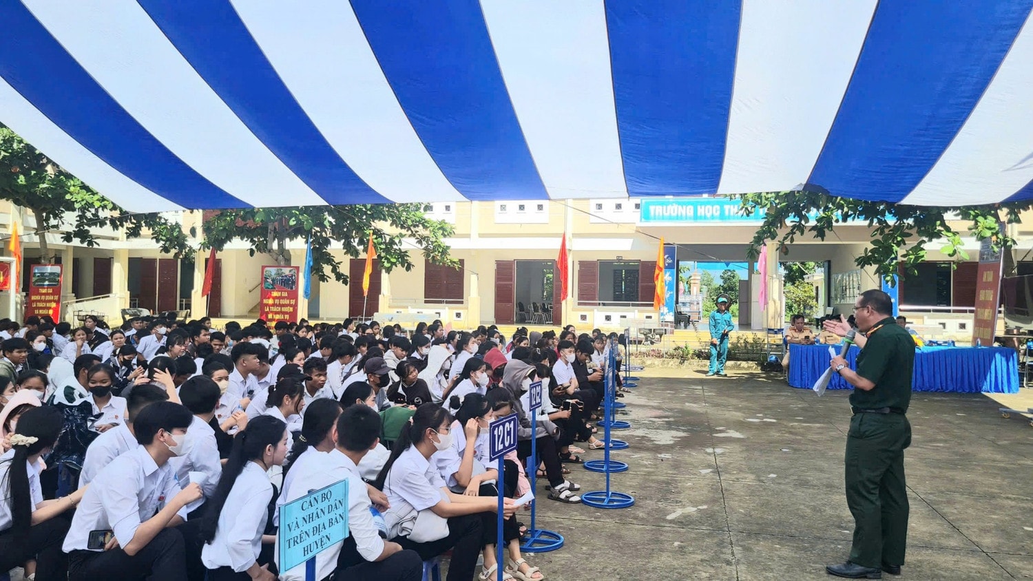 Cán bộ Ban Chỉ huy Quân sự huyện phổ biến Luật Nghĩa vụ quân sự. Ảnh: Thế Anh
