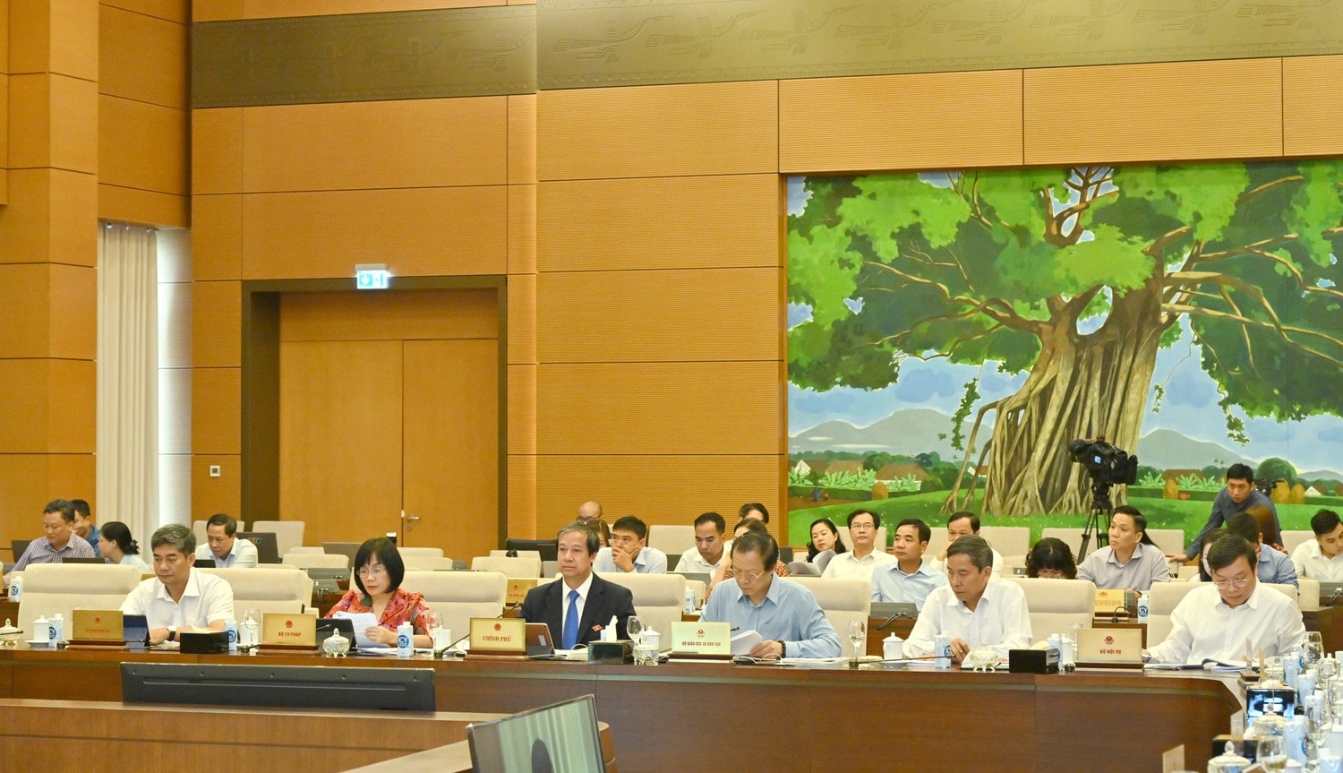 bo-truong-bo-giao-duc-va-dao-tao-nguyen-kim-son-va-cac-dai-bieu-tai-phien-hopvqk-4334-5495.jpg