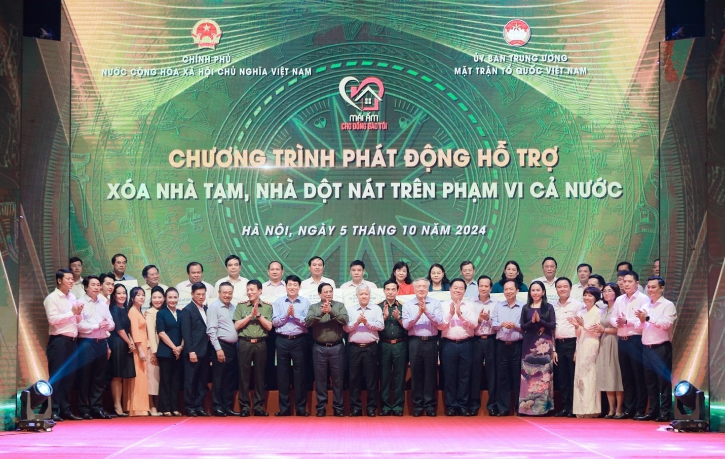 dai-dien-lpbank-tham-gia-chuong-trinh-phat-dong-ho-tro-xoa-nha-tam-nha-dot-nat-tren-pham-vi-ca-nuoc-do-chinh-phu-va-uy-ban-trung-uong-mttq-viet-nam-phat-dong-5743.jpg