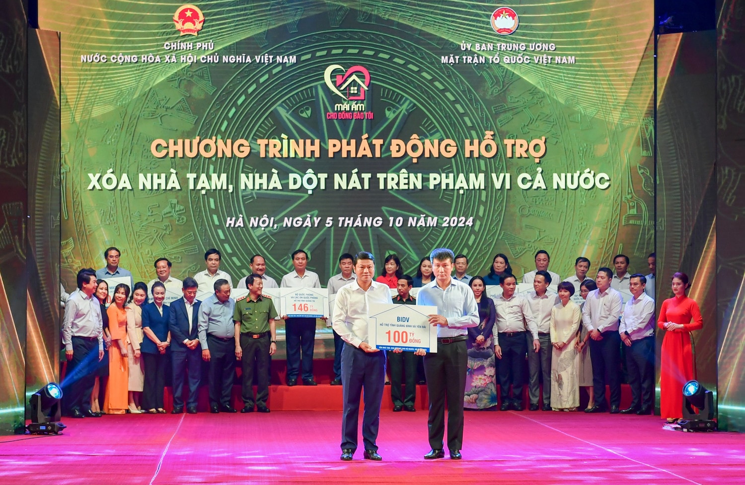Tổng giám đốc BIDV Lê Ngọc Lâm trao kinh phí 100 tỷ đồng