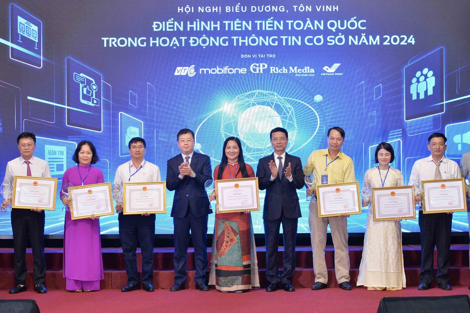 Bộ trưởng Bộ Thông tin và Truyền thông Nguyễn Mạnh Hùng trao tặng Bằng khen và biểu trưng của Hội nghị cho các tập thể, cá nhân có thành tích xuất sắc