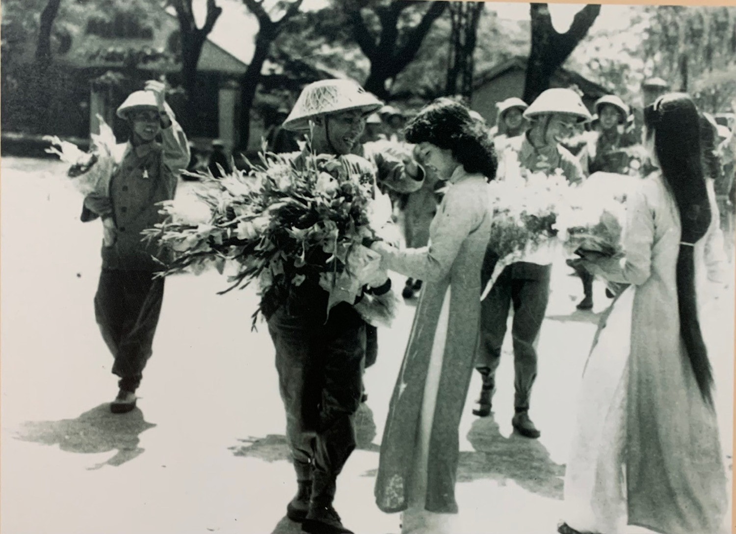 Thiếu nữ Hà Nội vui mừng chào đón bộ đội về tiếp quản Thủ đô (ngày 10.10.1954)