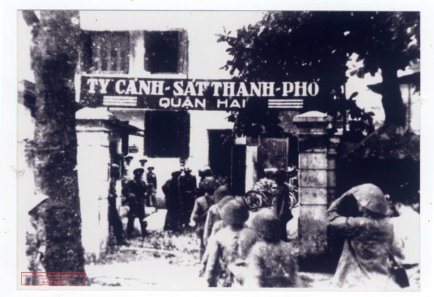 Theo các văn bản đã được ký kết, từ ngày 2.10, các đơn vị của ta vào thành phố và tham gia tiếp quản Thủ đô. Ảnh: Các chiến sĩ thuộc Trung đoàn Thủ đô tiếp quản bốt Cảnh sát Hàng Đậu, ngày 9.10.1954