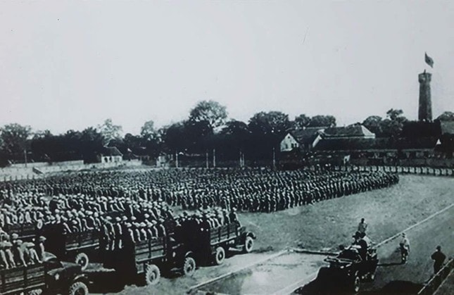 Lễ chào cờ tại sân Cột cờ Hà Nội, chiều ngày 10.10.1954