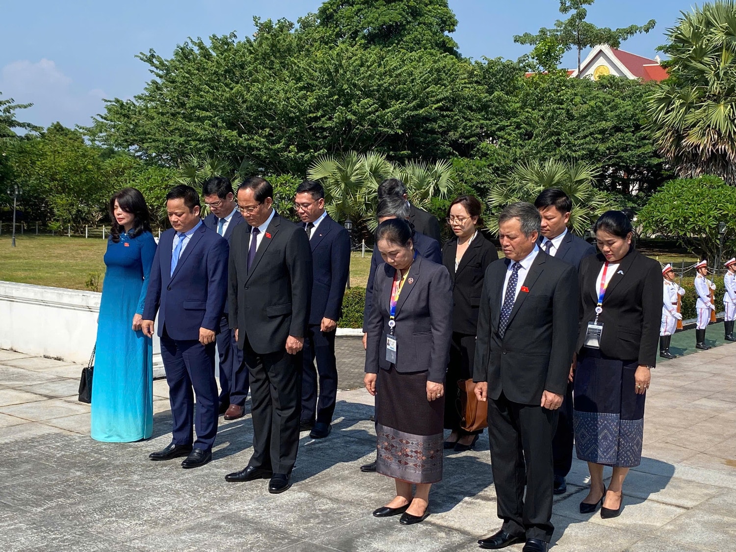 Phó Chủ tịch Quốc hội Trần Quang Phương dẫn đầu Đoàn Đại biểu Quốc hội Việt Nam đặt vòng hoa tại Đài tưởng niệm liệt sĩ vô danh tại Thủ đô Vientiane, Lào