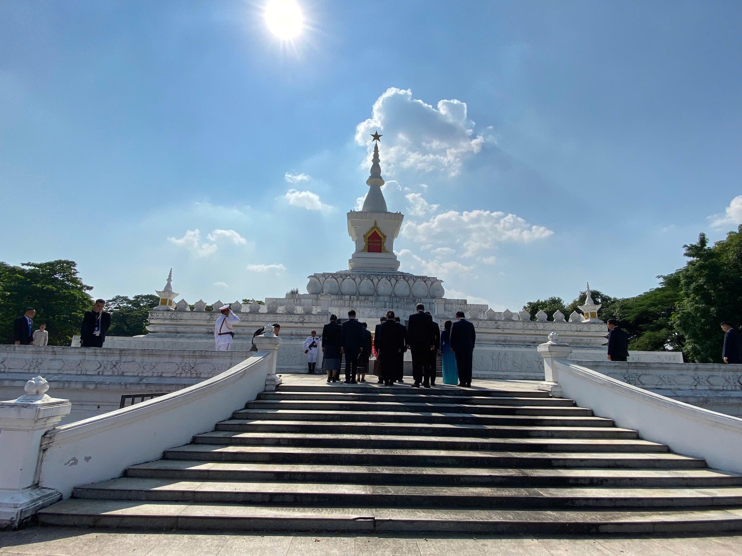 Phó Chủ tịch Quốc hội Trần Quang Phương dẫn đầu Đoàn Đại biểu Quốc hội Việt Nam đặt vòng hoa tại Đài tưởng niệm liệt sĩ vô danh tại Thủ đô Vientiane, Lào