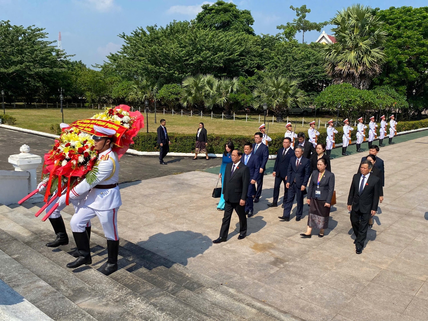 Phó Chủ tịch Quốc hội Trần Quang Phương dẫn đầu Đoàn Đại biểu Quốc hội Việt Nam đặt vòng hoa tại Đài tưởng niệm liệt sĩ vô danh tại Thủ đô Vientiane, Lào