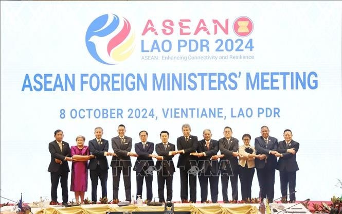Các đại biểu tham dự Hội nghị Bộ trưởng Ngoại giao ASEAN chụp ảnh chung. Ảnh: Xuân Tú/PV TTXVN tại Lào