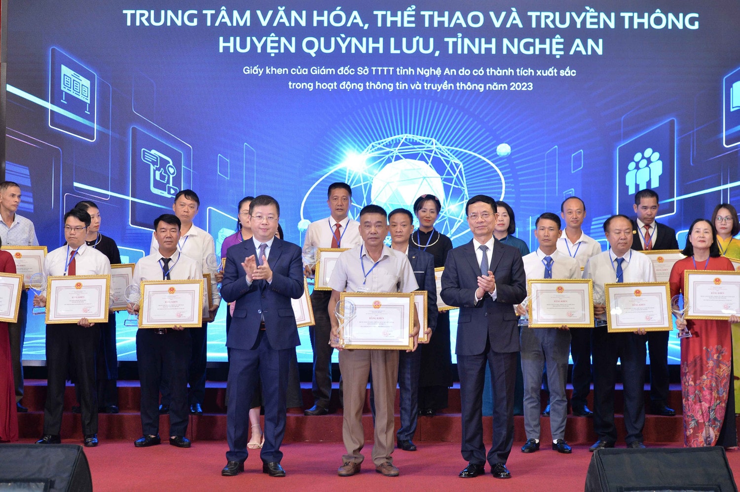 Bộ trưởng Bộ Thông tin và Truyền thông Nguyễn Mạnh Hùng và Thứ trưởng Bộ Thông tin và Truyền thông Nguyễn Thanh Lâm trao tặng bằng khen và biểu trưng của Hội nghị cho các tập thể, cá nhân có thành tích xuất sắc