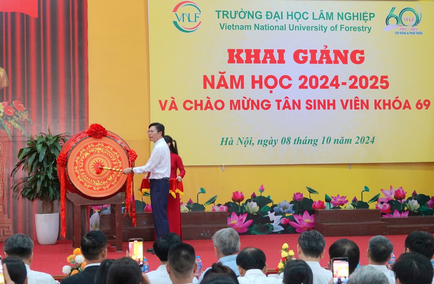 GS.TS Phạm Văn Điển, Hiệu trưởng Trường Đại học Lâm nghiệp đánh trống khai giảng năm học 2024 - 2025
