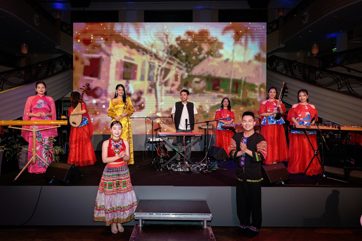 anh-7-su-kien-gioi-thieu-van-hoa-nghe-thuat-dan-toc-toi-dong-dao-khach-quoc-te-anh-vna-3012.jpg
