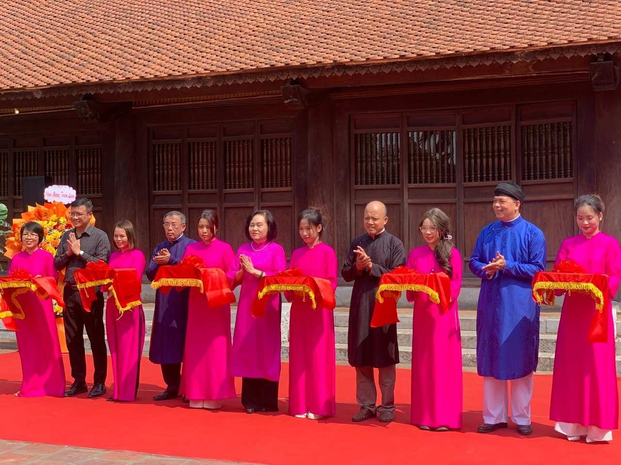 Cắt băng khai mạc triển lãm.
