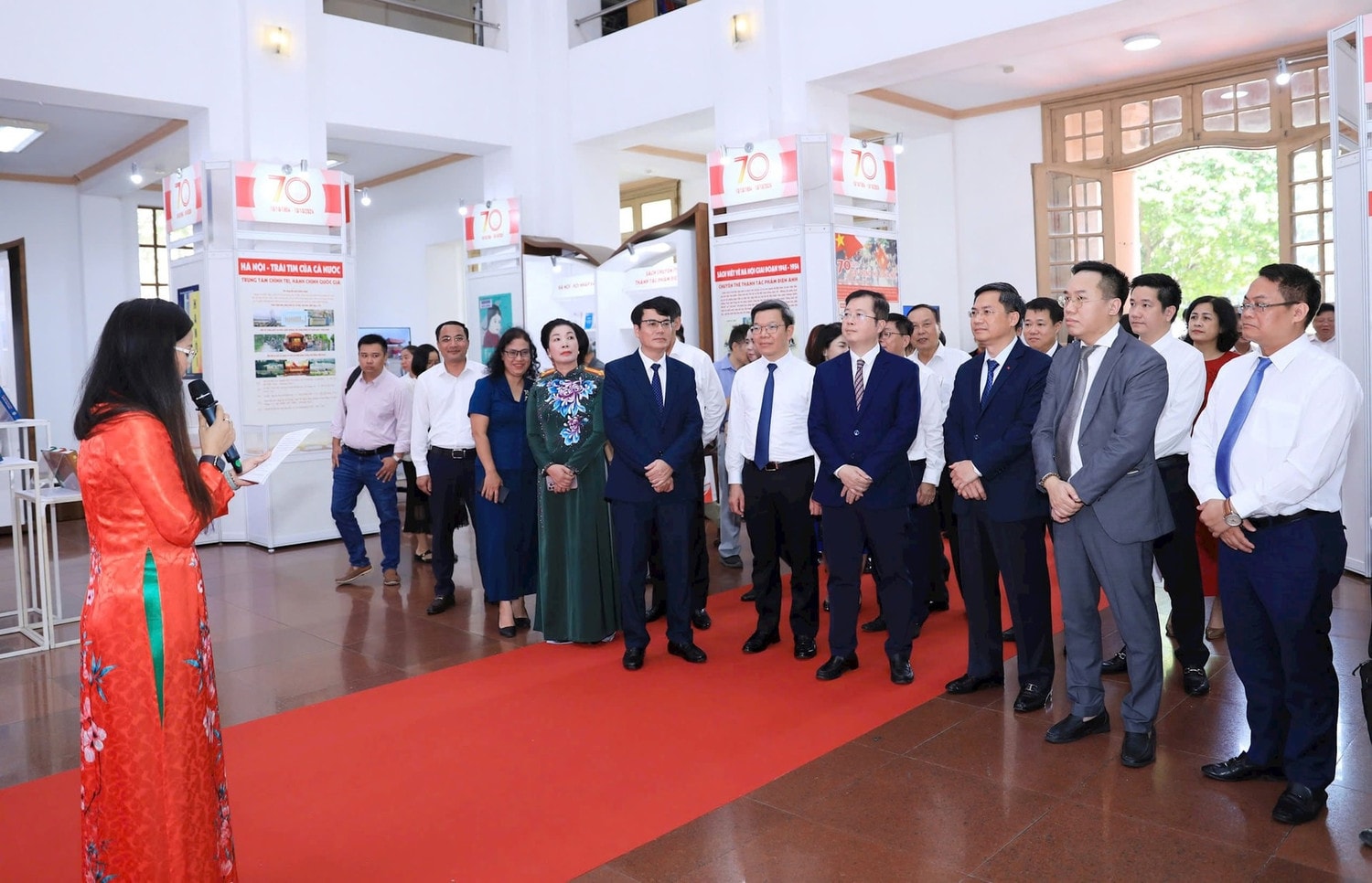 Các đại biểu tham quan không gian triển lãm. Ảnh: Quang Thái