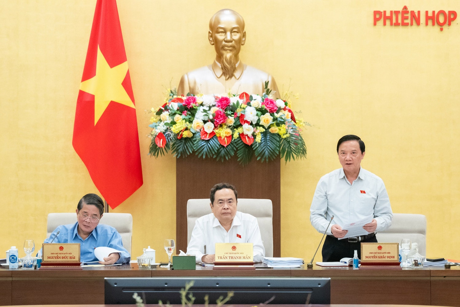 pho-chu-tich-qh-nguyen-khac-dinh-2004.jpg