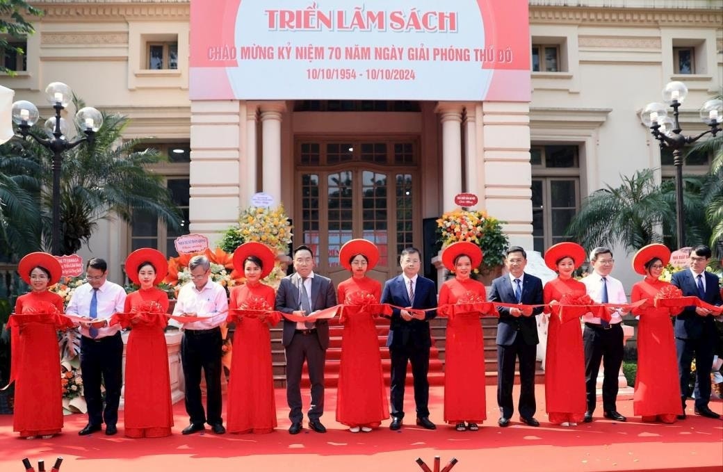 Lễ cắt băng khai mạc triển lãm. Ảnh: Quang Thái