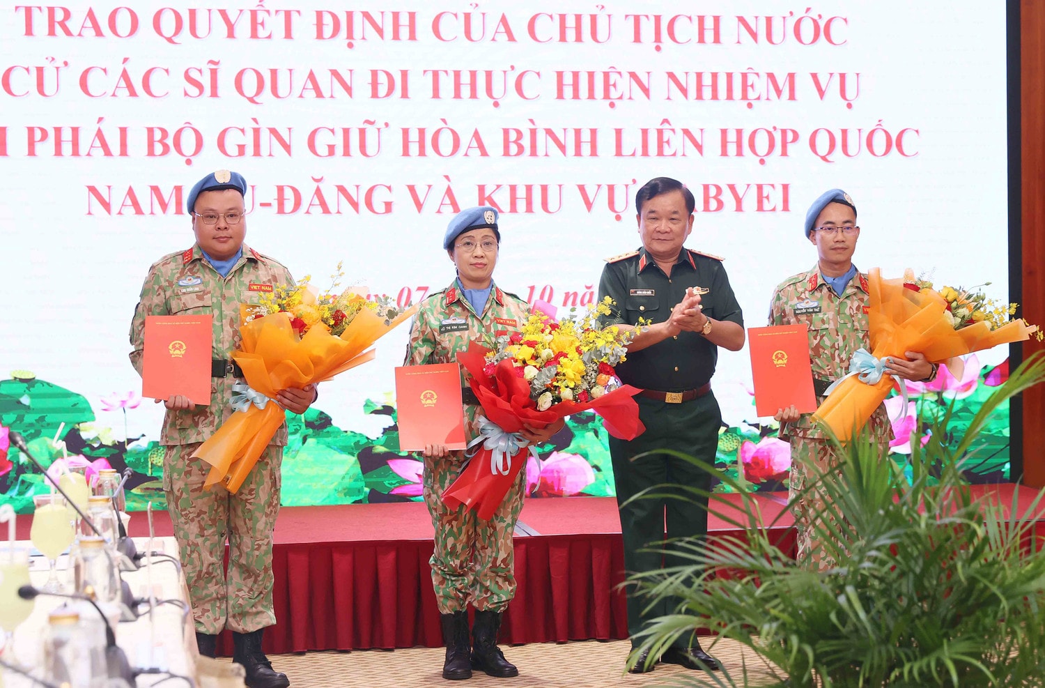 Thứ trưởng Bộ Quốc phòng, Thượng tướng Hoàng Xuân Chiến trao quyết định của Chủ tịch nước cho ba sĩ quan đi làm nhiệm vụ gìn giữ hòa bình tại Liên Hợp Quốc. Ảnh: HS