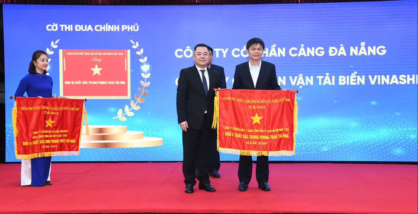 Tổng Giám đốc Công ty CP Cảng Đà Nẵng Trần Lê Tuấn đón nhận Cờ thi đua Chính phủ cho Cảng Đà Nẵng