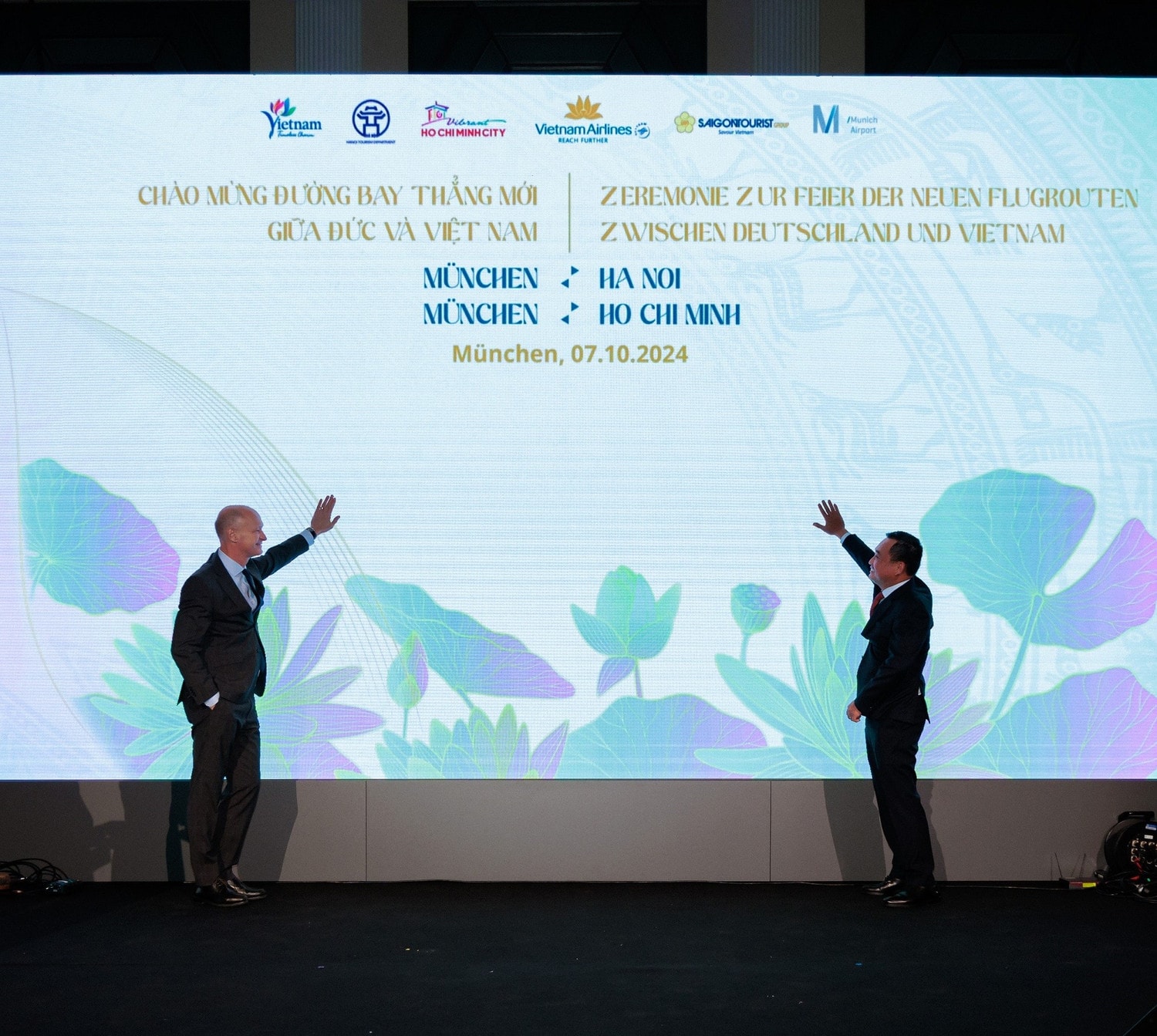 anh-5-ong-le-duc-canh-pho-tong-giam-doc-vietnam-airlines-va-ong-herr-jost-lammers-chu-tich-san-bay-munich-thuc-hien-nghi-thuc-chuc-mung-khai-truong-duong-bay-moi-giua-viet-nam-duc-anh-vna-7570.jpg