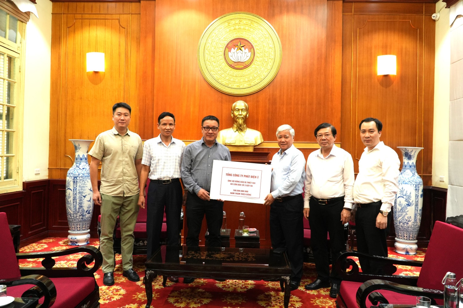 anh-2-ung-ho-khac-phuc-hau-qua-bao-lut-5790.jpg