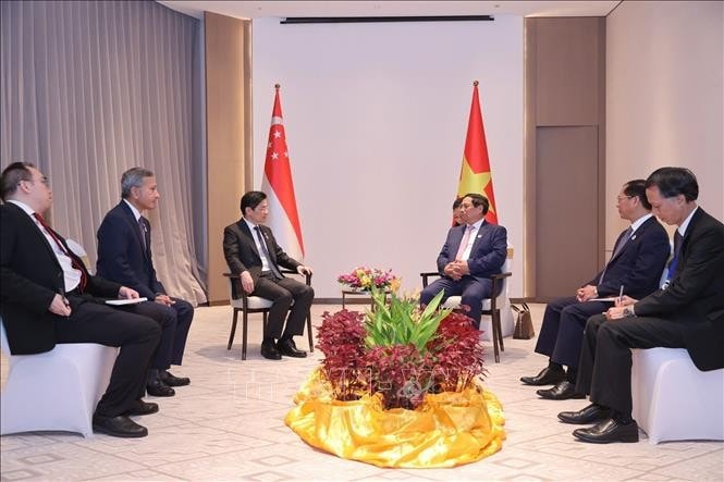 Thủ tướng Phạm Minh Chính gặp Thủ tướng Singapore Lawrence Wong. Ảnh: Dương Giang/TTXVN