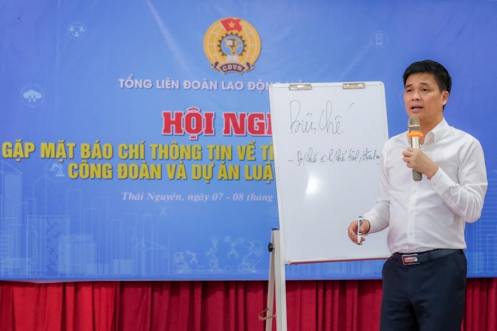 Phó Chủ tịch Tổng LĐLĐ Việt Nam Ngọ Duy Hiểu thông tin về vấn đề biên chế công đoàn hiện nay. Ảnh: Hải Dương