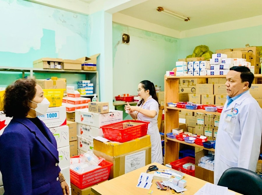 Đoàn giám sát kiểm tra việc bảo quản thuốc tại Bệnh viện Lao và bệnh phổi Gia Lai. Ảnh: Như Nguyện