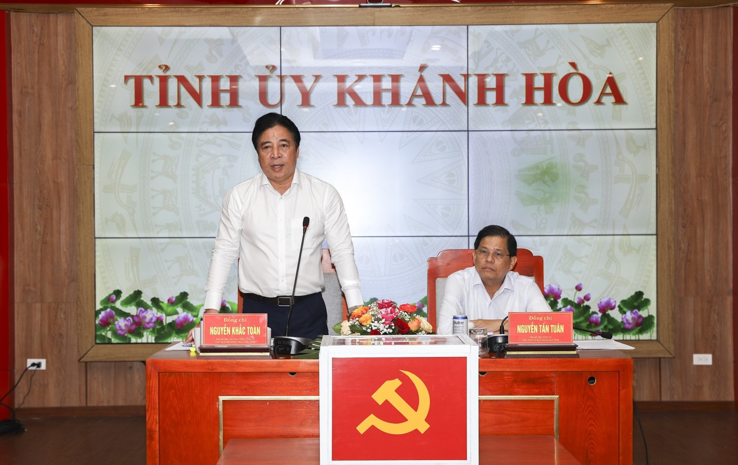 Phó Bí thư Thường trực Tỉnh ủy, Chủ tịch HĐND tỉnh Nguyễn Khắc Toàn phát biểu tại hội nghị. Ảnh: Mạnh Hùng