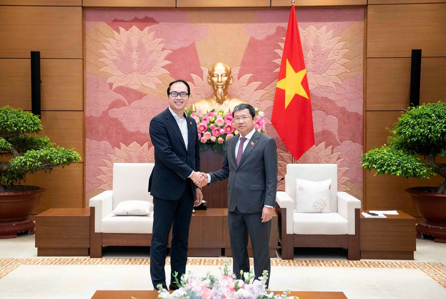 Chủ nhiệm Ủy ban Đối ngoại Vũ Hải Hà và Chủ tịch Liên hiệp hội Người Việt Nam tại Nhật Bản Nguyễn Hồng Sơn
