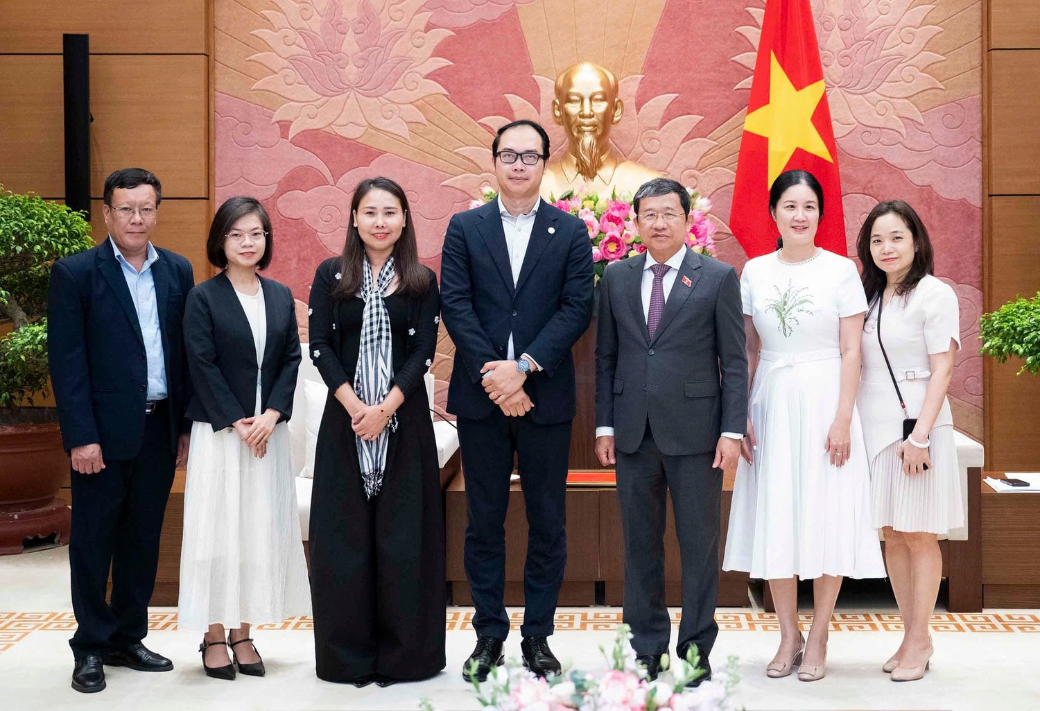 Các đại biểu chụp ảnh lưu niệm
