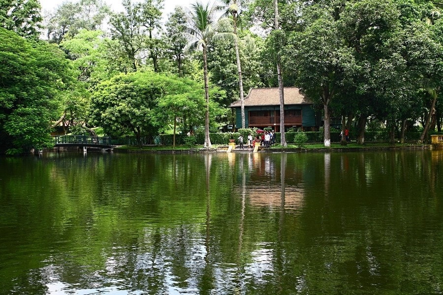 Nhà sàn và ao cá thuộc Khu di tích Chủ tịch Hồ Chí Minh nằm trong khuôn viên Phủ Chủ tịch. Đây là di tích được xếp hạng đặc biệt của quốc gia. Ảnh: Vnexpress