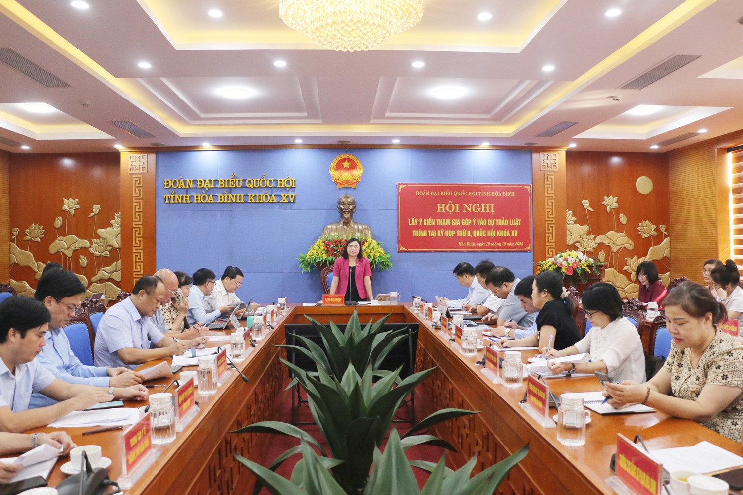 Phó trưởng Đoàn chuyên trách phụ trách Đoàn ĐBQH tỉnh Đặng Bích Ngọc phát biểu kết luận hội nghị