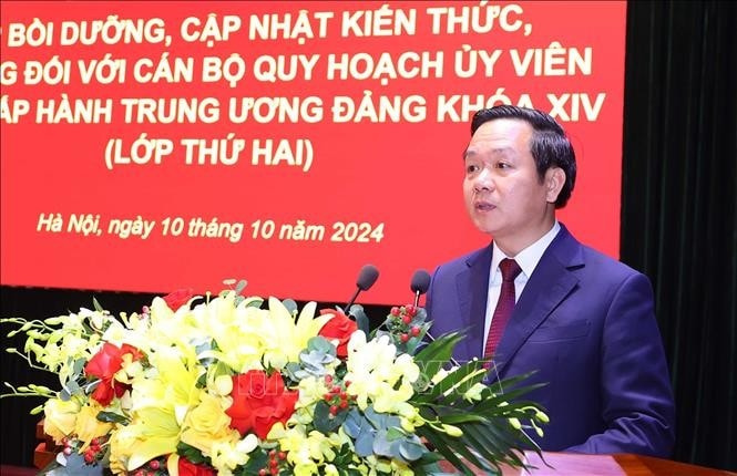 Phó Bí thư Tỉnh ủy, Chủ tịch UBND tỉnh Ninh Bình Phạm Quang Ngọc, Lớp trưởng Lớp Bồi dưỡng phát biểu. Ảnh: Văn Điệp/TTXVN