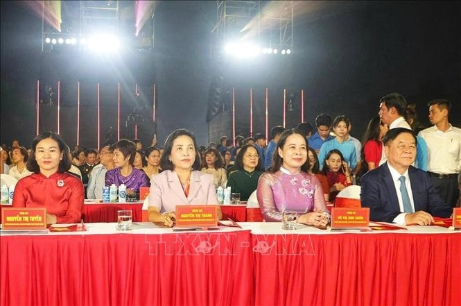 Trưởng Ban Tuyên giáo Trung ương Nguyễn Trọng Nghĩa, Phó Chủ tịch nước Võ Thị Ánh Xuân, Phó Chủ tịch Quốc hội Nguyễn Thị Thanh dự chương trình
