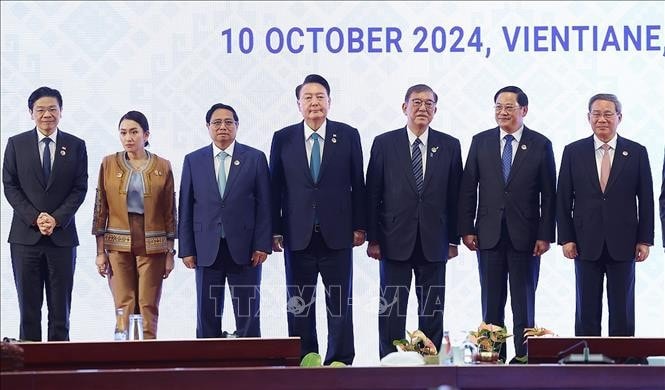 Thủ tướng Phạm Minh Chính cùng Trưởng đoàn các nước ASEAN và Thủ tướng Trung Quốc Lý Cường; Tổng thống Yoon Suk Yeol và Thủ tướng Nhật Bản Ishiba Shigeru chụp ảnh chung. Ảnh: Dương Giang/TTXVN