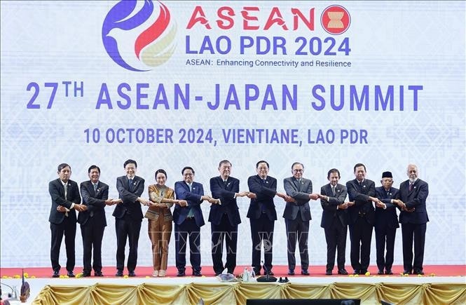 Thủ tướng Phạm Minh Chính cùng Trưởng đoàn các nước ASEAN và Thủ tướng Nhật Bản Ishiba Shigeru chụp ảnh chung tại Hội nghị cấp cao ASEAN - Nhật Bản lần thứ 27. Ảnh: Dương Giang/TTXVN