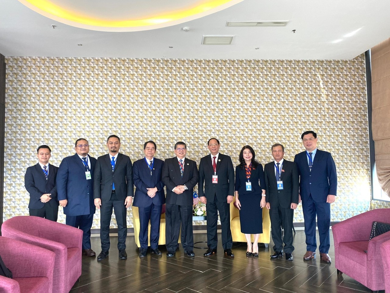 Phó Chủ tịch Quốc hội, Thượng tướng Trần Quang Phương với Chủ tịch Hạ viện, Trưởng đoàn Malaysia Tan Sri Dato Johari Bin Abdul và các đại biểu chụp ảnh lưu niệm tại cuộc gặp mặt