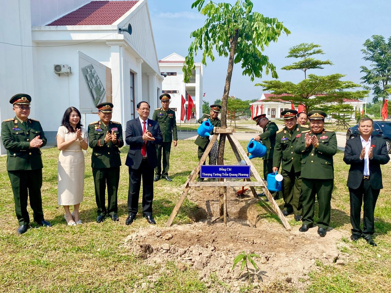 Phó Chủ tịch Quốc hội, Thượng tướng Trần Quang Phương trồng cây lưu niệm trong khuôn viên Trường Văn hóa Dân tộc Quân đội nhân dân Lào