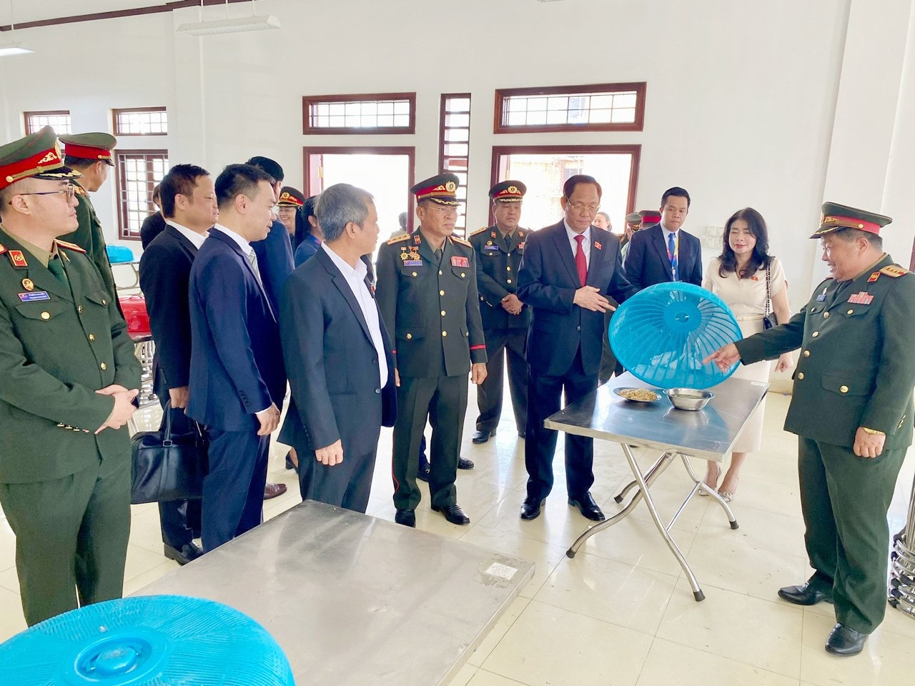 Đoàn công tác thăm nhà ăn của học viên nhà trường