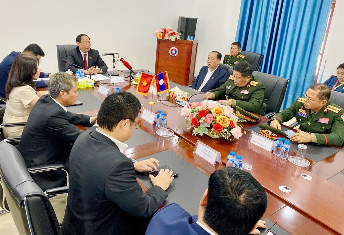 Phó Chủ tịch Quốc hội, Thượng tướng Trần Quang Phương phát biểu tại Trường Văn hóa Dân tộc Quân đội nhân dân Lào