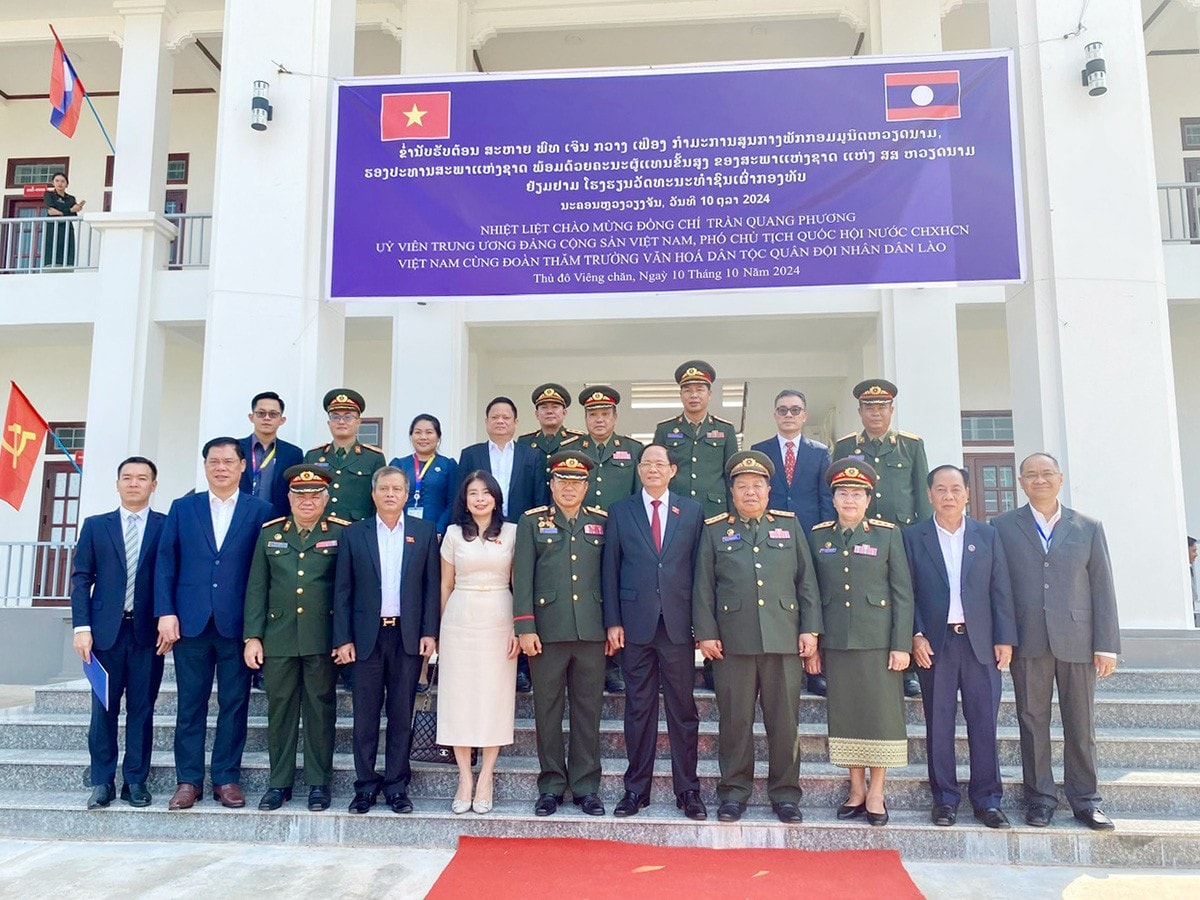 Phó Chủ tịch Quốc hội, Thượng tướng Trần Quang Phương và Đoàn công tác của Quốc hội chụp ảnh lưu niệm với cán bộ, thầy cô giáo nhà trường